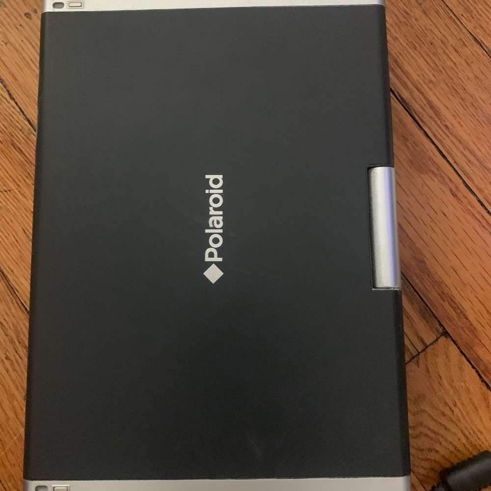 Polaroid PDM-0743 7" Swivel Portable DVD Player
